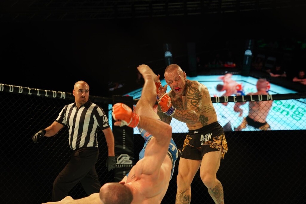 Το νοκ άουτ της χρονιάς στο MMA! (photos+video)