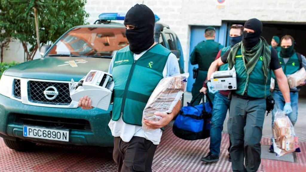 Ο συγκεκριμένος είναι μέλος εγκληματικής οργάνωσης και διακίνησης ναρκωτικών και συνελήφθη μαζί με ακόμη 20 άτομα, μεταξύ αυτών και ο αδερφός του!