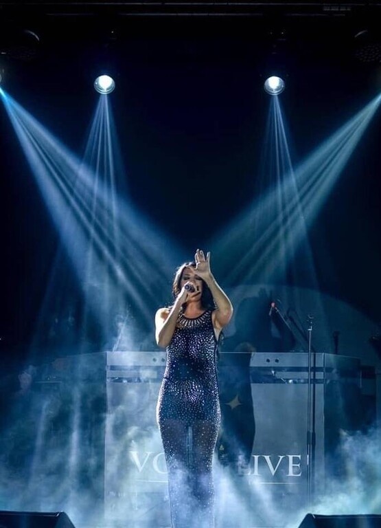 Γιώτα Ρεγγίνα: Η καλλονή που έρχεται από το Βορρά και θα μας μαγέψει με τη φωνή της (photos)