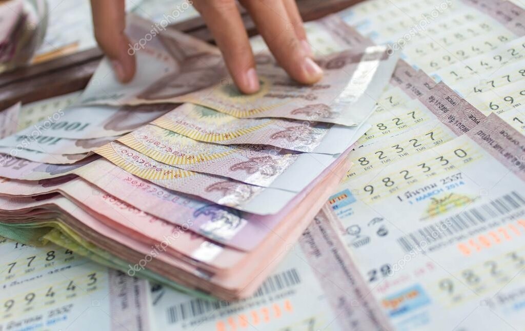 Η σύζυγός του έσπευσε στο αστυνομικό τμήμα και κατήγγειλε το περιστατικό, ζητώντας από τις αρχές να μην επιτρέψουν στο «φυγά» άντρα της να εξαργυρώσει το λόττο.