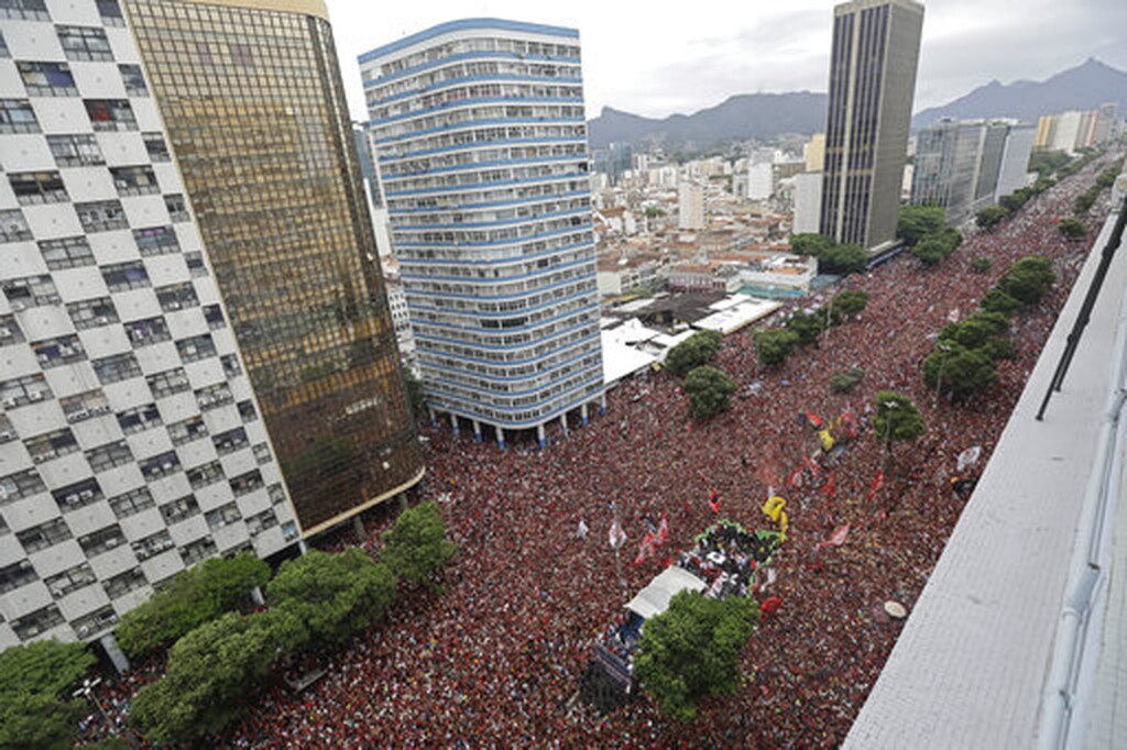 «Βούλιαξε» το Ρίο: Δυο εκατομμύρια φίλαθλοι στην υποδοχή της Φλαμένγκο (video+photos)