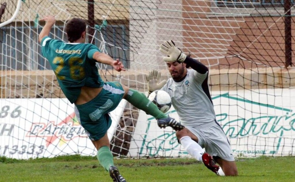 Στο παρελθόν έχει αγωνιστεί σε αρκετές και ιστορικές ομάδες, πέρα από τον Μινώταυρο Χανίων που είναι και η ομάδα της ιδιαίτερης πατρίδας του.