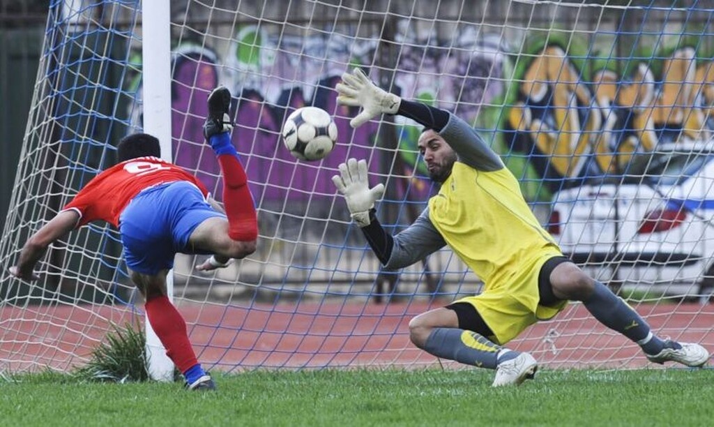 Μεταξύ άλλων έχει παίξει στο Αιγάλεω, στον Βύζαντα Μεγάρων, στον Ηρακλή Ψαχνών...