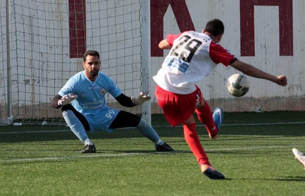 Έχει αγωνιστεί και στην Κύπρο, ενώ διατηρεί σχολή τερματοφυλάκων μαζί με τον Νίκο Σαργκάνη.