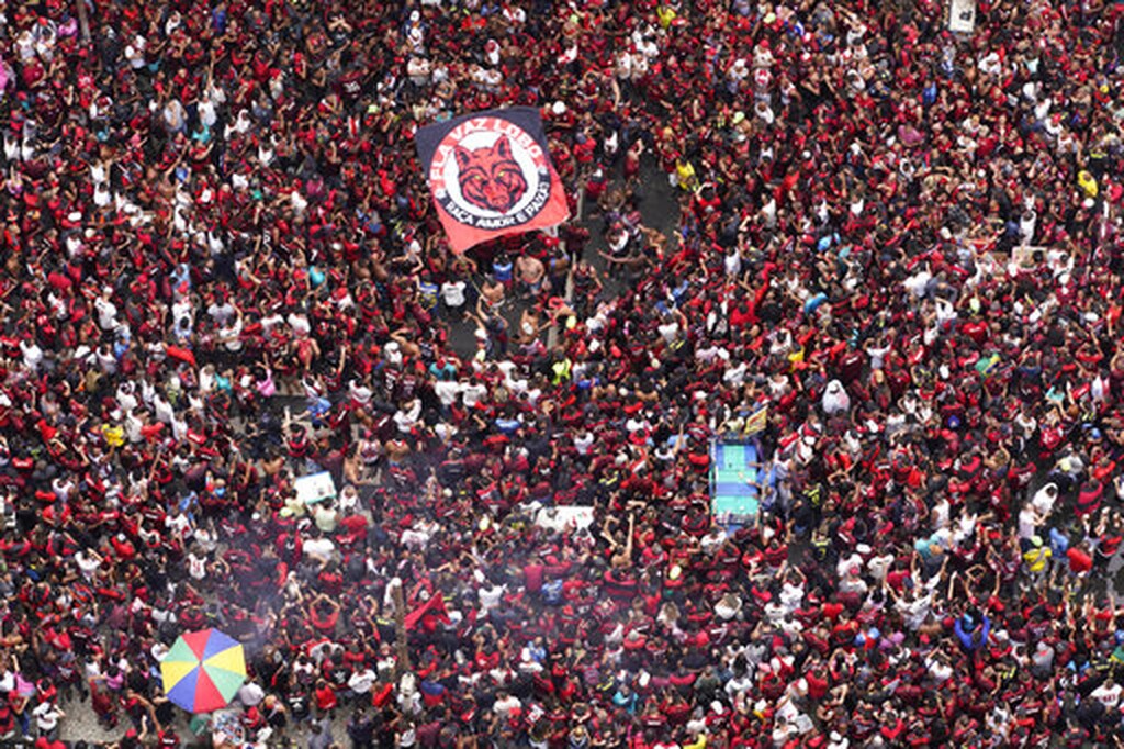 «Βούλιαξε» το Ρίο: Δυο εκατομμύρια φίλαθλοι στην υποδοχή της Φλαμένγκο (video+photos)