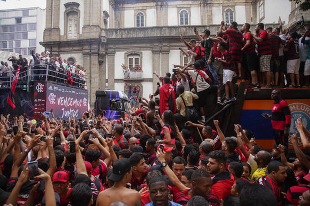 «Βούλιαξε» το Ρίο: Δυο εκατομμύρια φίλαθλοι στην υποδοχή της Φλαμένγκο (video+photos)