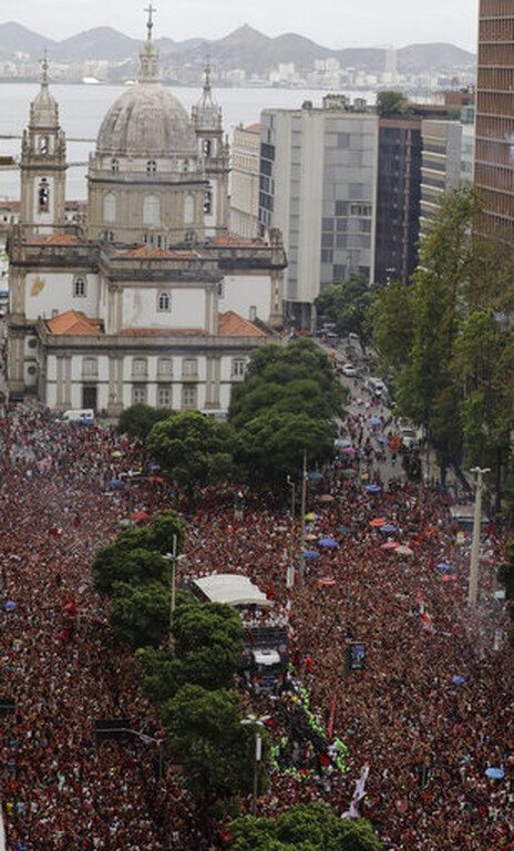 «Βούλιαξε» το Ρίο: Δυο εκατομμύρια φίλαθλοι στην υποδοχή της Φλαμένγκο (video+photos)