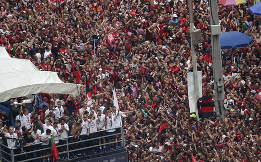 «Βούλιαξε» το Ρίο: Δυο εκατομμύρια φίλαθλοι στην υποδοχή της Φλαμένγκο (video+photos)