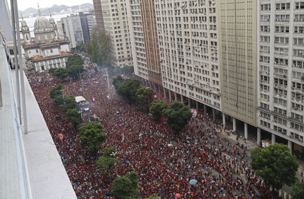 «Βούλιαξε» το Ρίο: Δυο εκατομμύρια φίλαθλοι στην υποδοχή της Φλαμένγκο (video+photos)