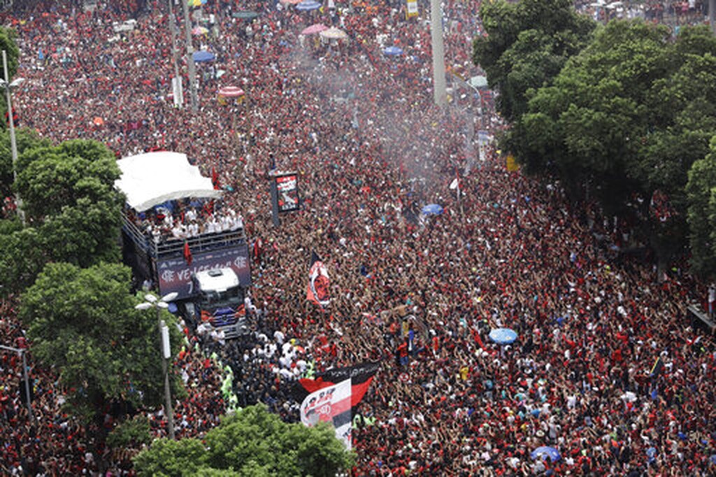 «Βούλιαξε» το Ρίο: Δυο εκατομμύρια φίλαθλοι στην υποδοχή της Φλαμένγκο (video+photos)