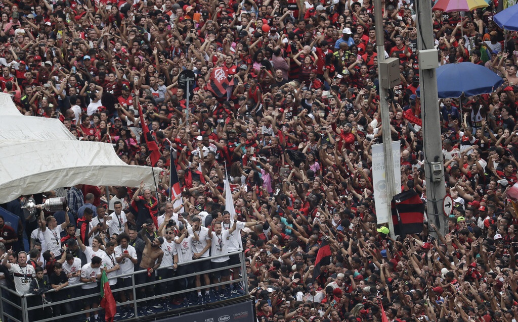 «Βούλιαξε» το Ρίο: Δυο εκατομμύρια φίλαθλοι στην υποδοχή της Φλαμένγκο (video+photos)