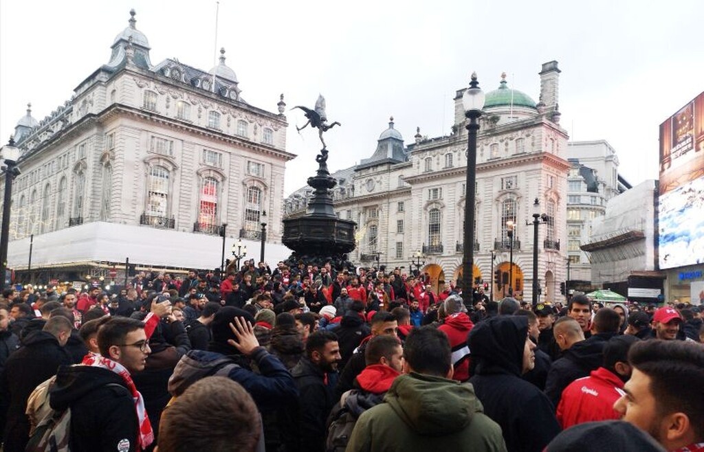 Τότεναμ – Ολυμπιακός: «Ερυθρόλευκη»… κατάληψη στο Λονδίνο (video+photos)