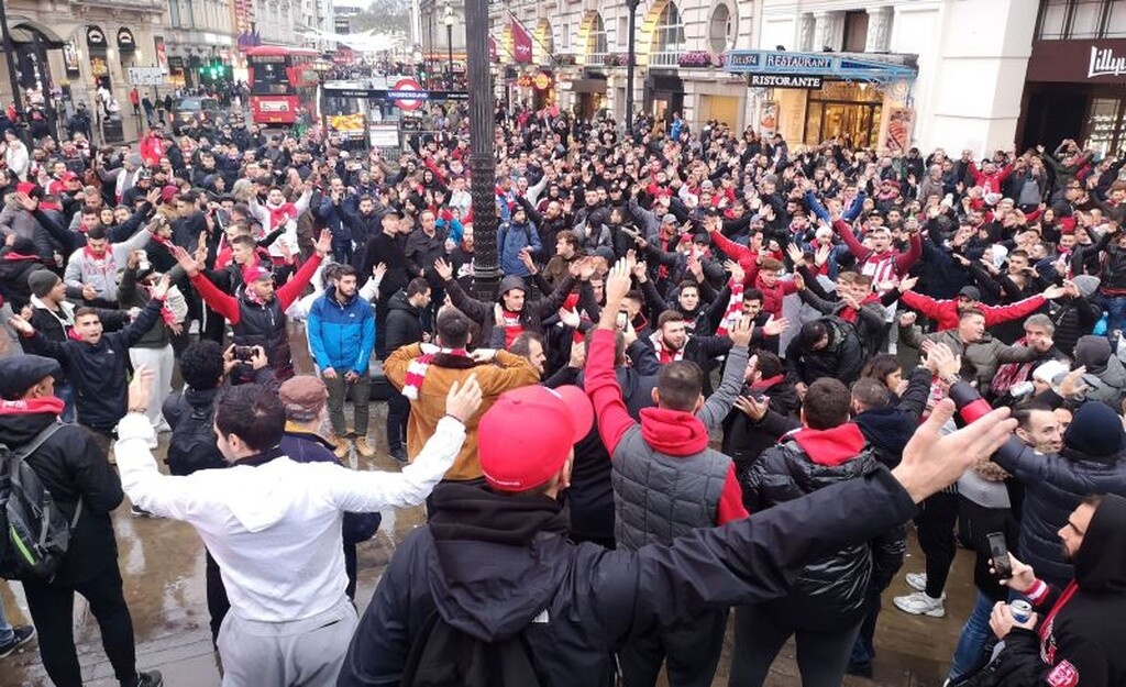 Τότεναμ – Ολυμπιακός: «Ερυθρόλευκη»… κατάληψη στο Λονδίνο (video+photos)