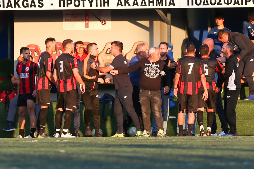 Χαμός σε αγώνα της Γ' Εθνικής: Θερμό επεισόδιο με Κόλτζο και Βέλιτς!
