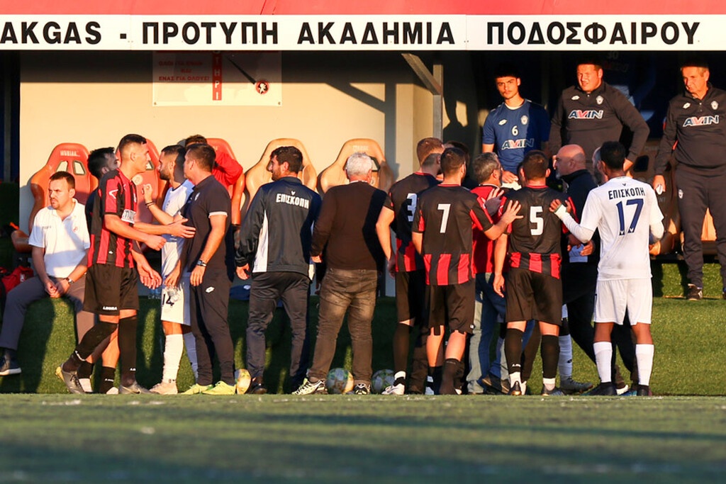 Χαμός σε αγώνα της Γ' Εθνικής: Θερμό επεισόδιο με Κόλτζο και Βέλιτς!