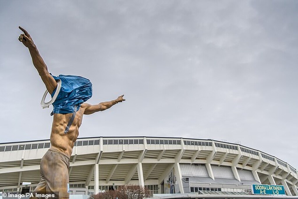 Στα «κάγκελα» με Ιμπραϊμοβιτς: Οπαδοί της Μάλμε «βανδάλισαν» το άγαλμα του! (photos)