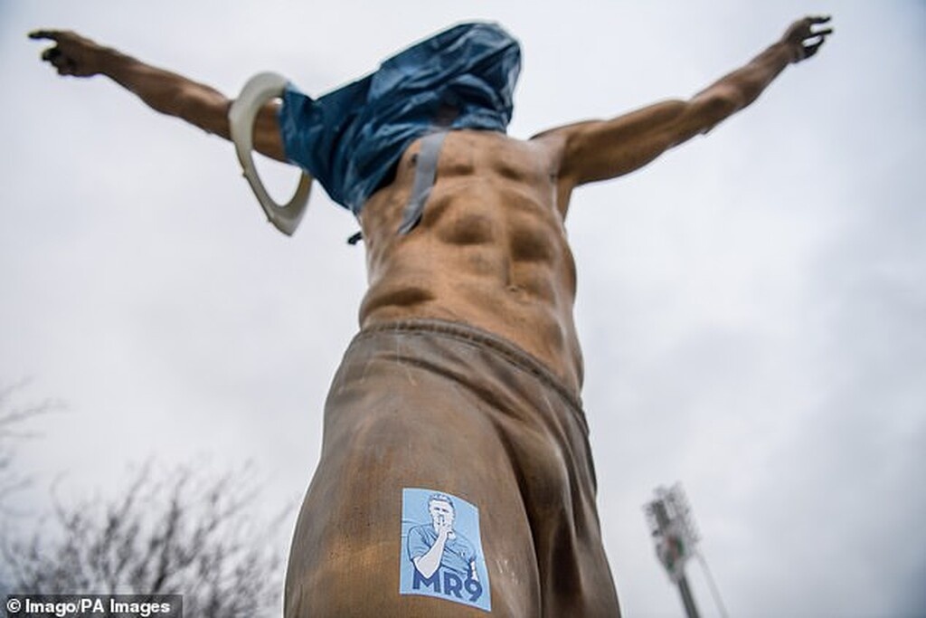 Στα «κάγκελα» με Ιμπραϊμοβιτς: Οπαδοί της Μάλμε «βανδάλισαν» το άγαλμα του! (photos)