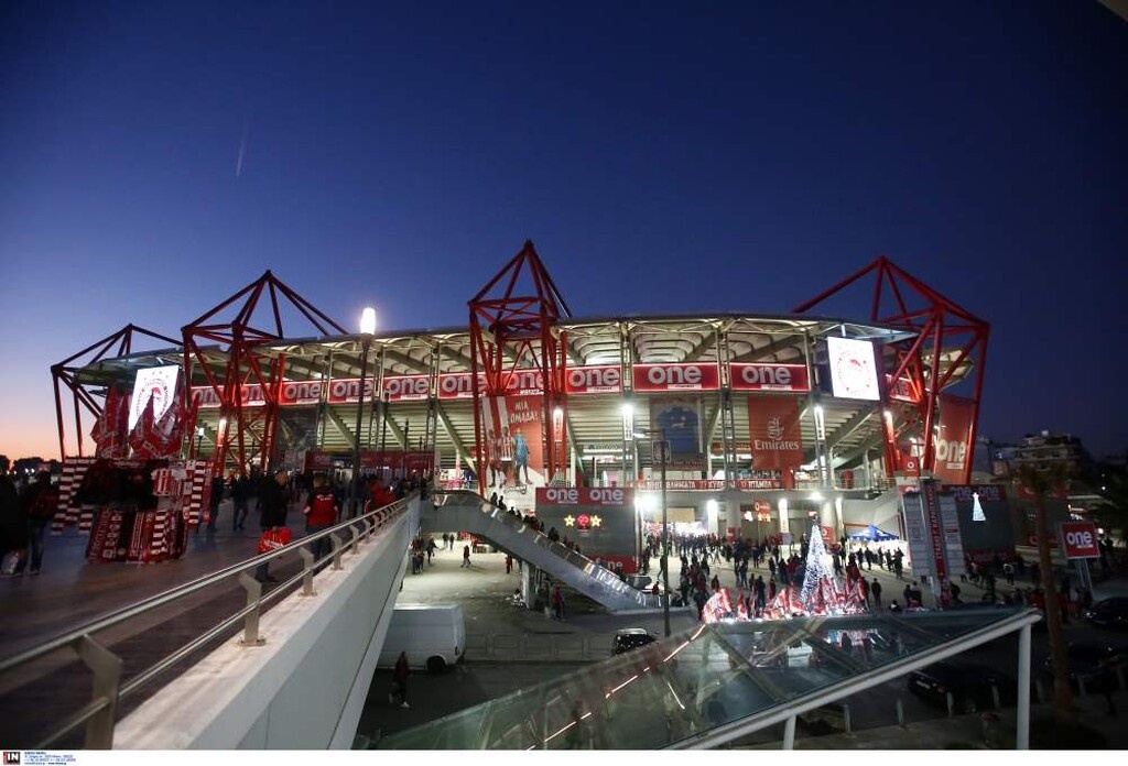 Ολυμπιακός-ΠΑΟΚ: Επεισόδια πριν τη σέντρα, «ντου» οπαδών στους παίκτες του ΠΑΟΚ!