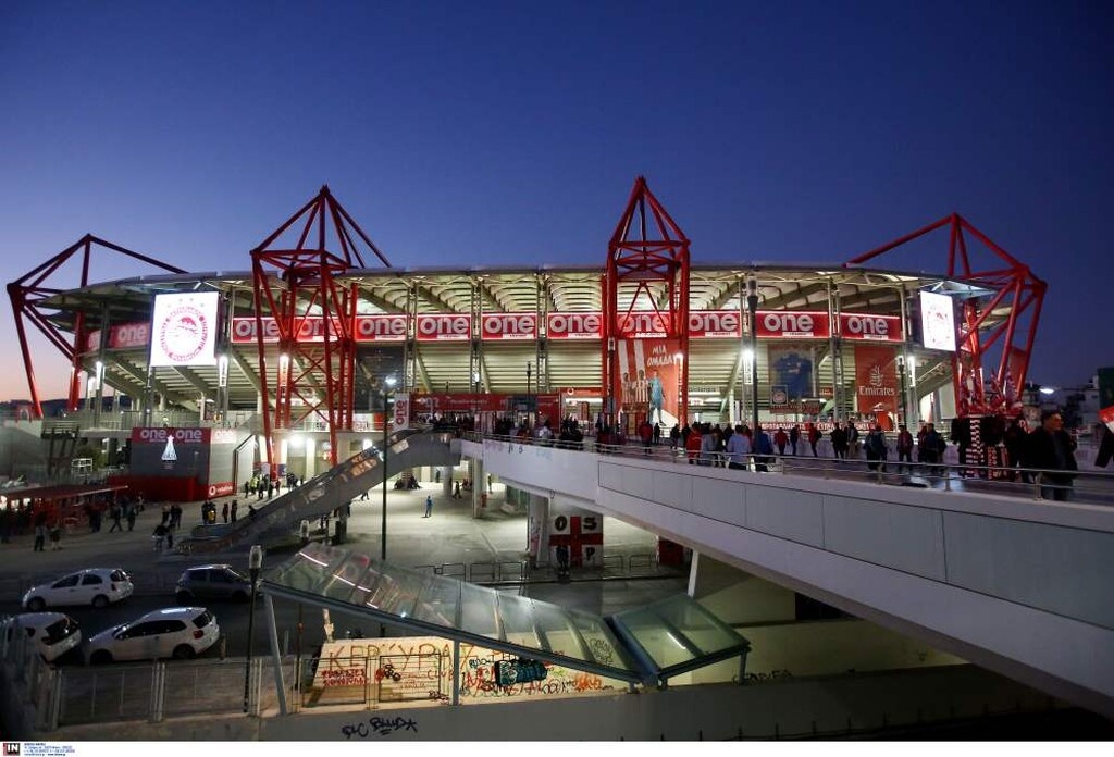 Ολυμπιακός-ΠΑΟΚ: Επεισόδια πριν τη σέντρα, «ντου» οπαδών στους παίκτες του ΠΑΟΚ!