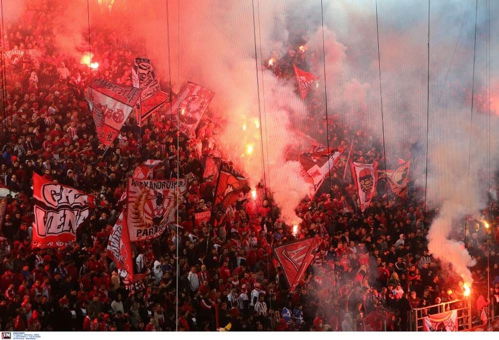 Ολυμπιακός-ΠΑΟΚ: Επεισόδια πριν τη σέντρα, «ντου» οπαδών στους παίκτες του ΠΑΟΚ!