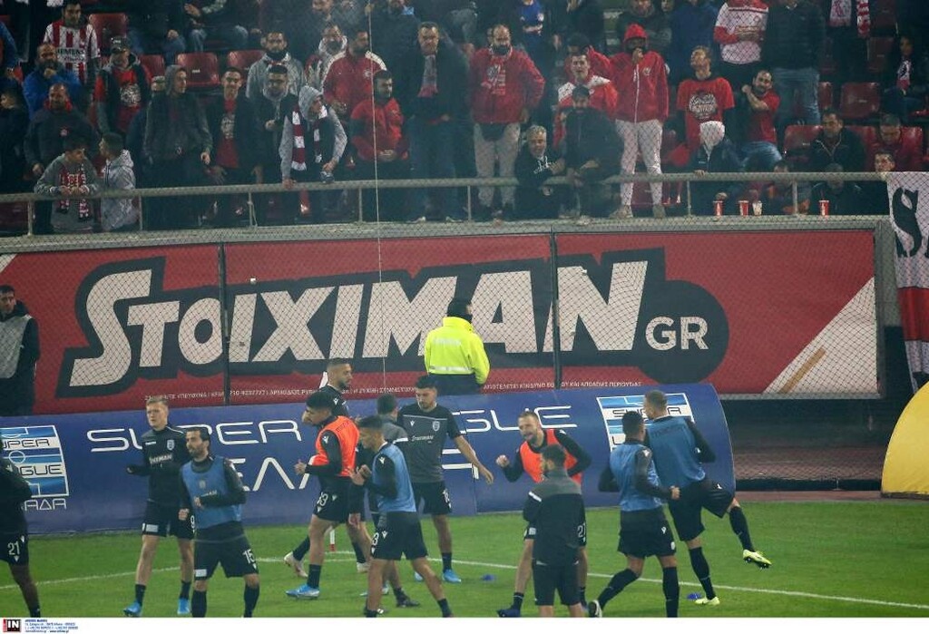 Ολυμπιακός-ΠΑΟΚ: Επεισόδια πριν τη σέντρα, «ντου» οπαδών στους παίκτες του ΠΑΟΚ!