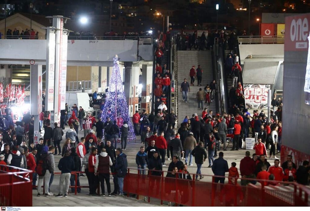 Ολυμπιακός-ΠΑΟΚ: Επεισόδια πριν τη σέντρα, «ντου» οπαδών στους παίκτες του ΠΑΟΚ!