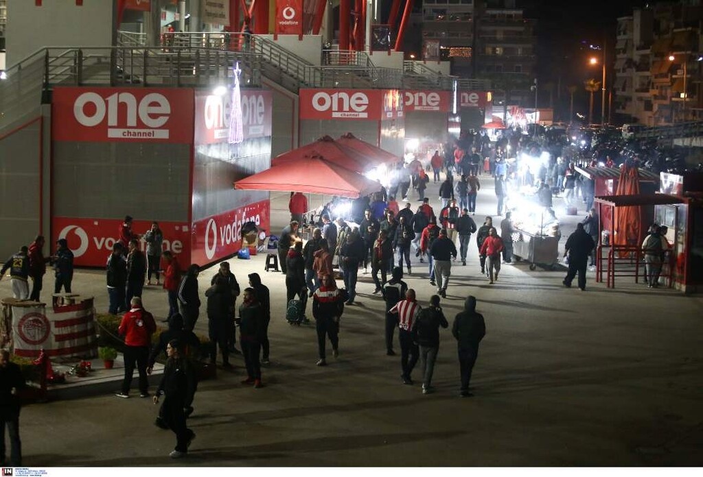 Ολυμπιακός-ΠΑΟΚ: Επεισόδια πριν τη σέντρα, «ντου» οπαδών στους παίκτες του ΠΑΟΚ!