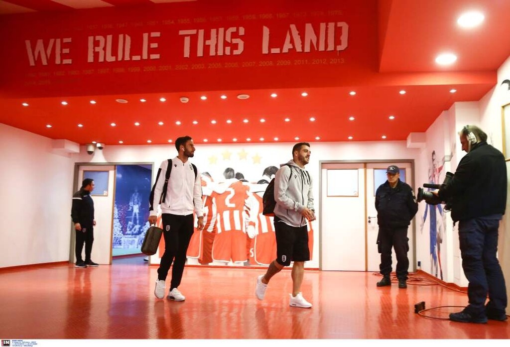 Ολυμπιακός-ΠΑΟΚ: Επεισόδια πριν τη σέντρα, «ντου» οπαδών στους παίκτες του ΠΑΟΚ!