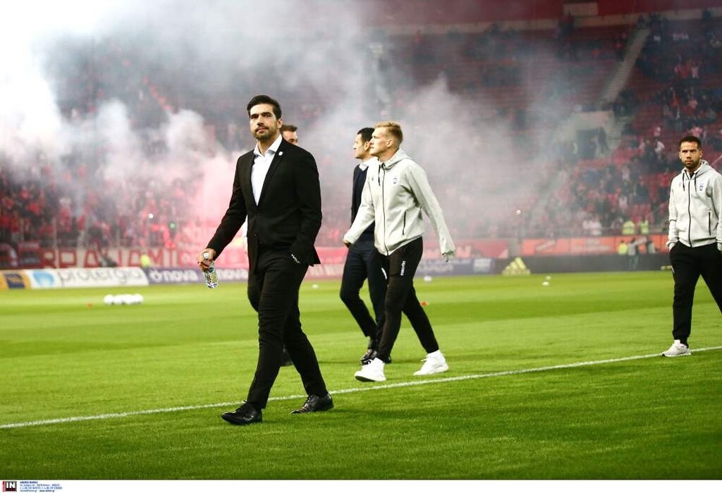 Ολυμπιακός-ΠΑΟΚ: Επεισόδια πριν τη σέντρα, «ντου» οπαδών στους παίκτες του ΠΑΟΚ!