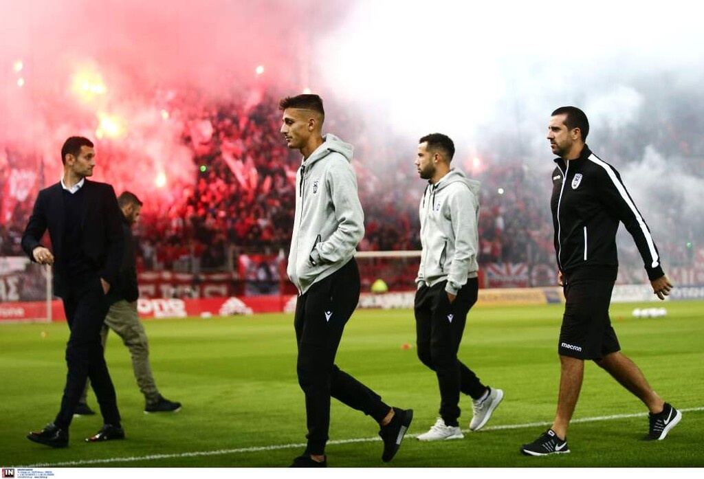 Ολυμπιακός-ΠΑΟΚ: Επεισόδια πριν τη σέντρα, «ντου» οπαδών στους παίκτες του ΠΑΟΚ!
