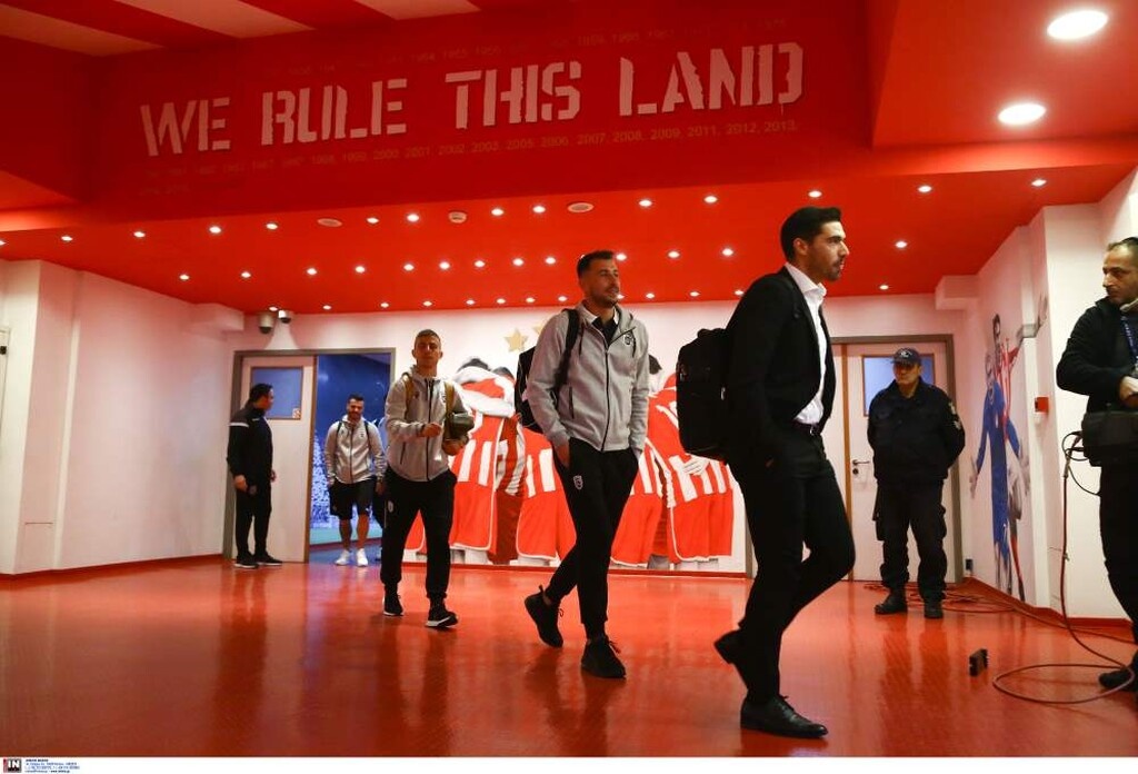 Ολυμπιακός-ΠΑΟΚ: Επεισόδια πριν τη σέντρα, «ντου» οπαδών στους παίκτες του ΠΑΟΚ!