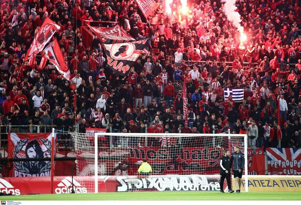 Ολυμπιακός-ΠΑΟΚ: Επεισόδια πριν τη σέντρα, «ντου» οπαδών στους παίκτες του ΠΑΟΚ!
