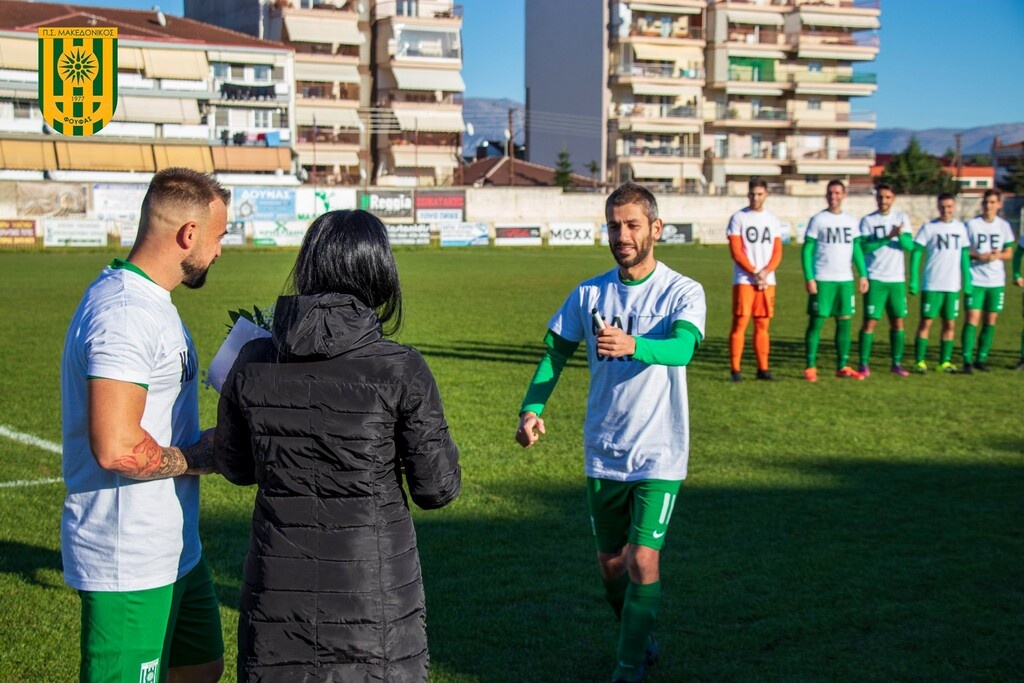 Η πιο όμορφη εικόνα της αγωνιστικής: Πρόταση γάμου σε γήπεδο Γ’ Εθνικής (photos+video)