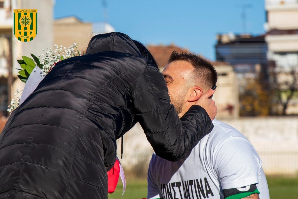 Η πιο όμορφη εικόνα της αγωνιστικής: Πρόταση γάμου σε γήπεδο Γ’ Εθνικής (photos+video)