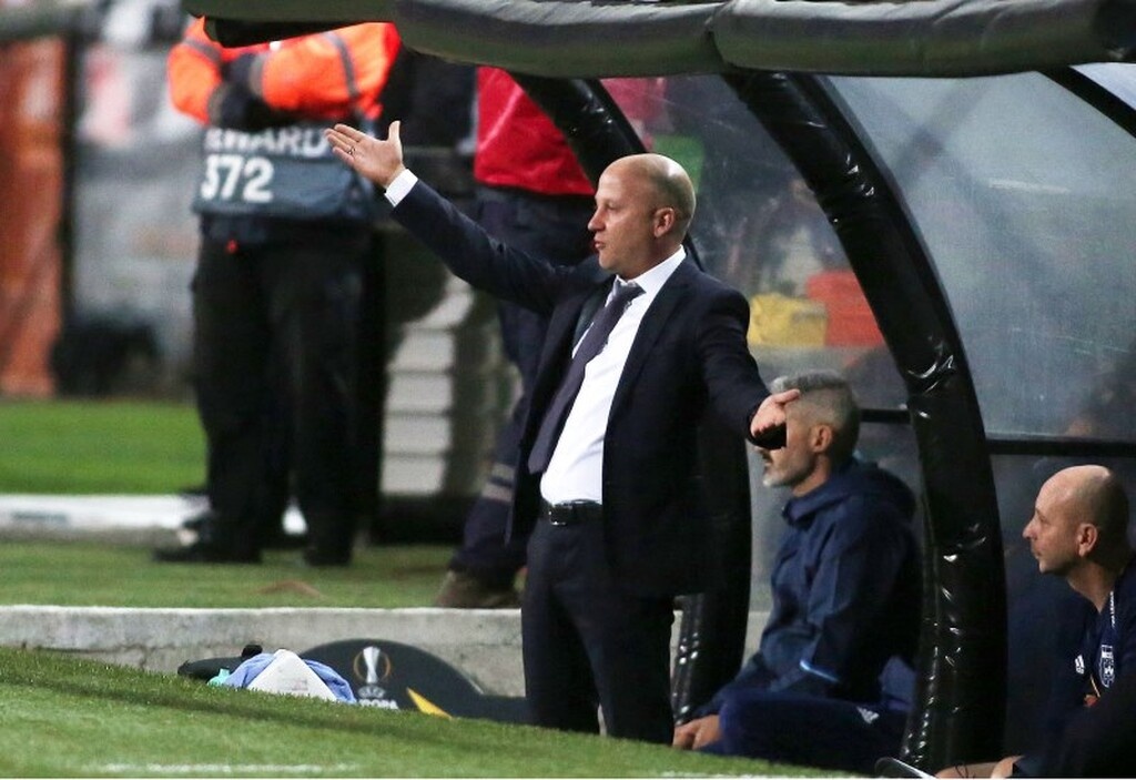 Στα υπόψη παραμένει ο Μάρκο Νίκολιτς, που προ ημερών αποχώρησε από την Βίντι, αλλά φαίνεται πως ο Ίβιτς «ψήνει» μια καλύτερη λύση για τον πάγκο και αναμένει κάποιες απαντήσεις.