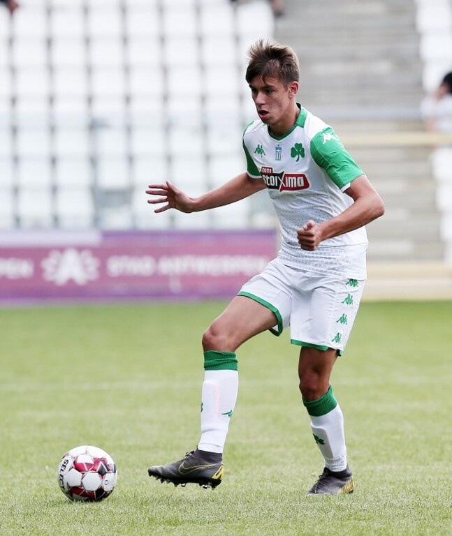 Ο νεαρός μπακ του Παναθηναϊκού δεν έχει παίξει φέτος με την πρώτη ομάδα, όμως στην Κ19 έχει ξεχωρίσει με τις εμφανίσεις του και αυτό είναι ο λόγος που έχει προσελκύσει το ενδιαφέρον πολλών «μνηστήρων».