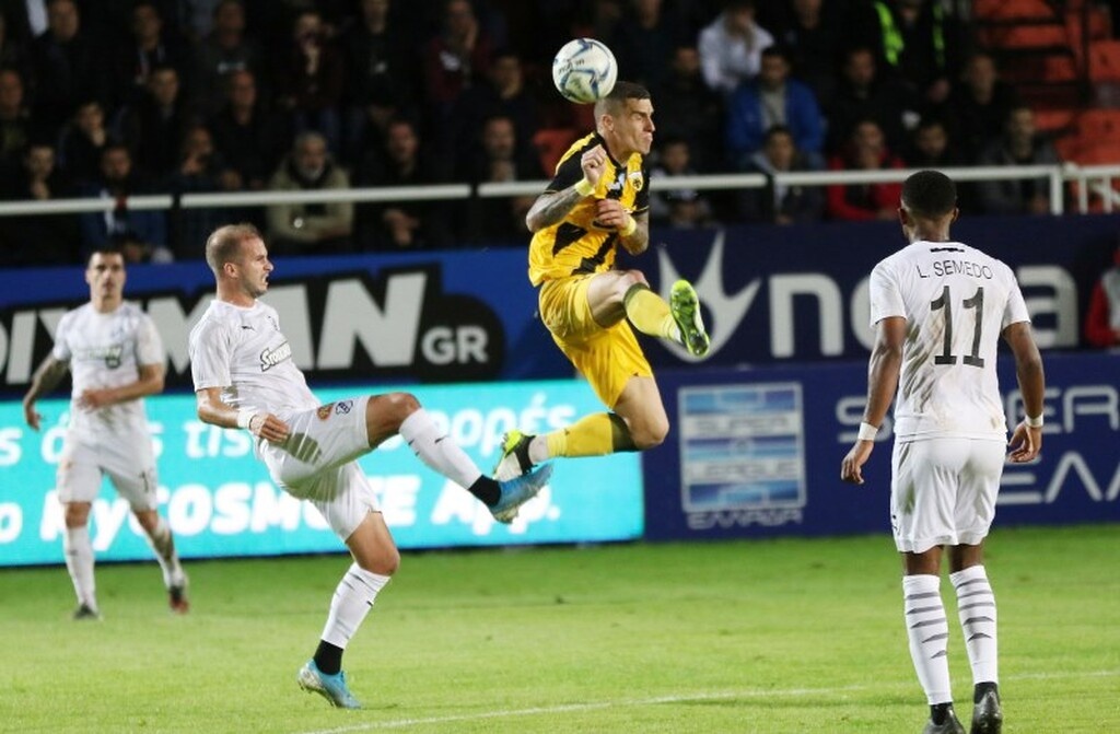 Αυτός χτύπησε εκτός φάσης τον Μαρινάκη και άφησε την ΑΕΚ με 10 παίκτες στο παιχνίδι με τον ΟΦΗ.