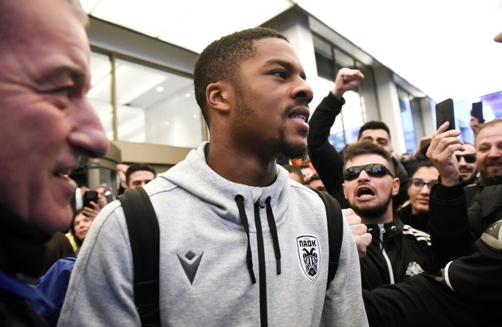 Ο λόγος για τον Τσούμπα Άκπομ. Σύμφωνα με δημοσιεύματα του εξωτερικού ο Άγγλος επιθετικός του ΠΑΟΚ ενδιαφέρει έντονα τόσο τους «μεγάλους» της Τουρκίας (Γαλατά-Φενέρ), όσο και ιταλικές ομάδες.