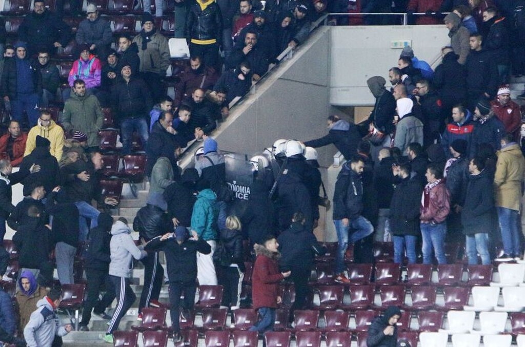ΑΕΛ – Καλαμάτα: Σκηνές… ροκ στην κερκίδα και ένταση Κούγια με οπαδούς (photos)