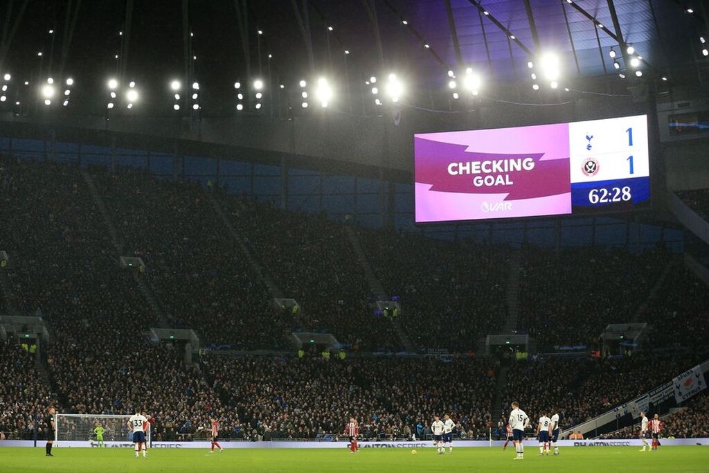 Ωστόσο, δεν τίθεται θέμα δημοσιοποίησης της ενδοεπικοινωνίας του διαιτητή με τον υπεύθυνο του VAR.