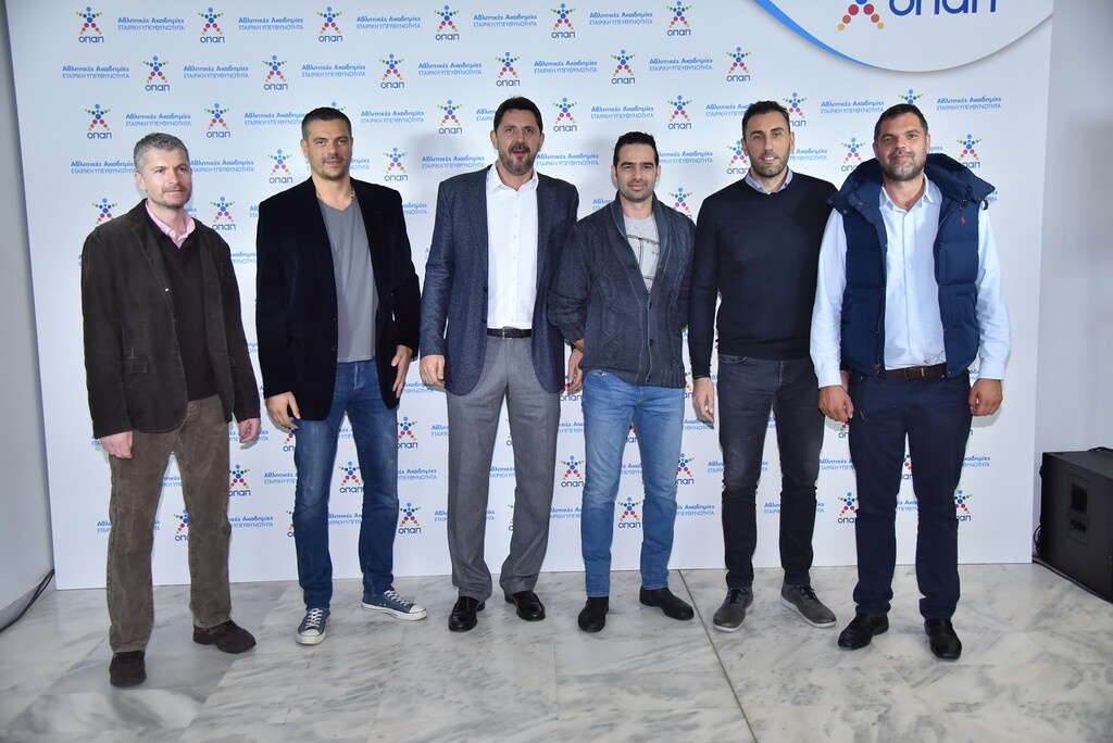 10.	Οι πρώην διεθνείς καλαθοσφαιριστές, Γιώργος Καλαϊτζής, Κώστας Τσαρτσαρής, Ευθύμης Ρεντζιάς, Αλέξανδρος Κυρίτσης, Δήμος Ντικούδης και Δημήτρης Παπανικολάου