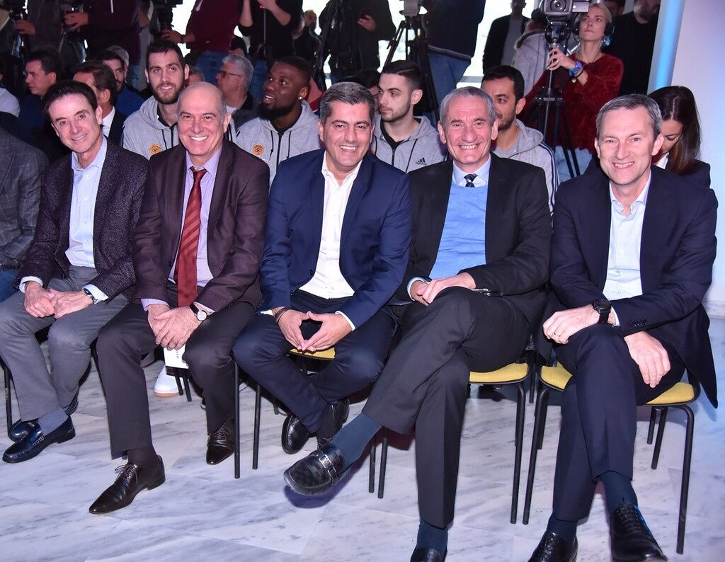 16.	Ρικ Πιτίνο, Σπύρος Φωκάς, Α΄ Αντιπρόεδρος ΟΠΑΠ, Οδυσσέας Χριστοφόρου Αναπληρωτής Διευθύνων Σύμβουλος ΟΠΑΠ, Καμίλ Ζίγκλερ, Εκτελεστικός Πρόεδρος ΟΠΑΠ, Ντάμιαν Κόουπ, Διευθύνων Σύμβουλος ΟΠΑΠ