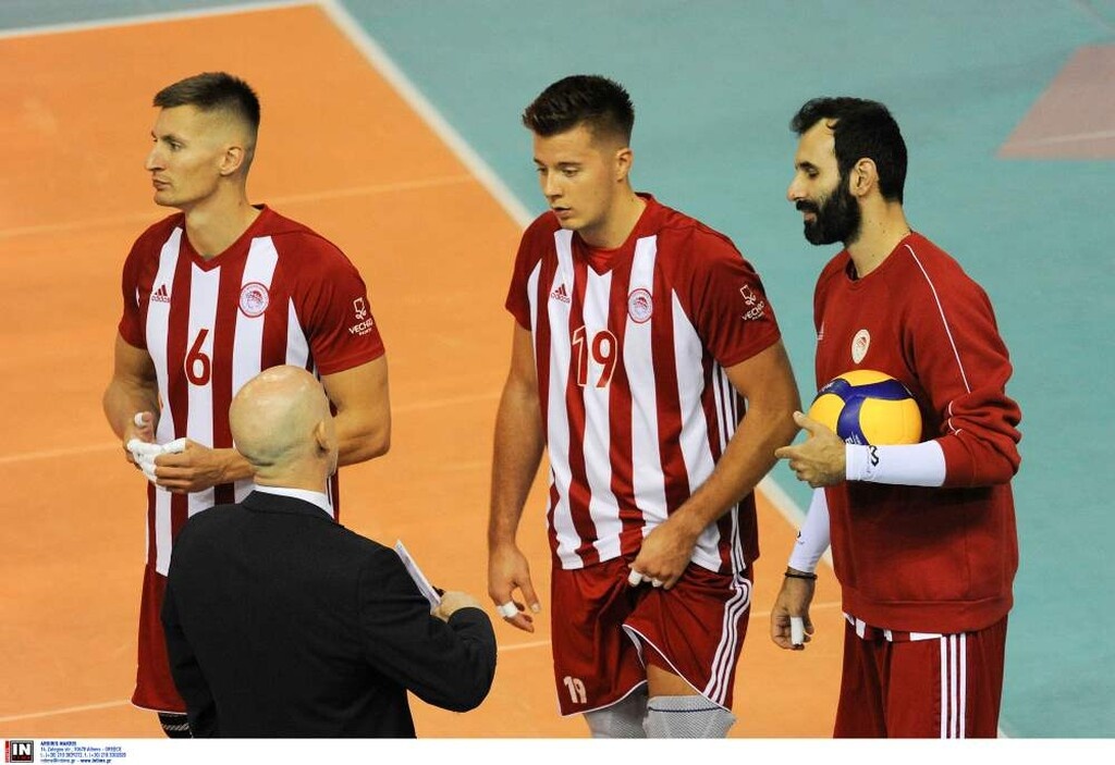 Χαμός στο ΠΑΟΚ-Ολυμπιακός: Το ποδοσφαιρικό πανό που έβαλε «φωτιά» στο ντέρμπι του βόλει!