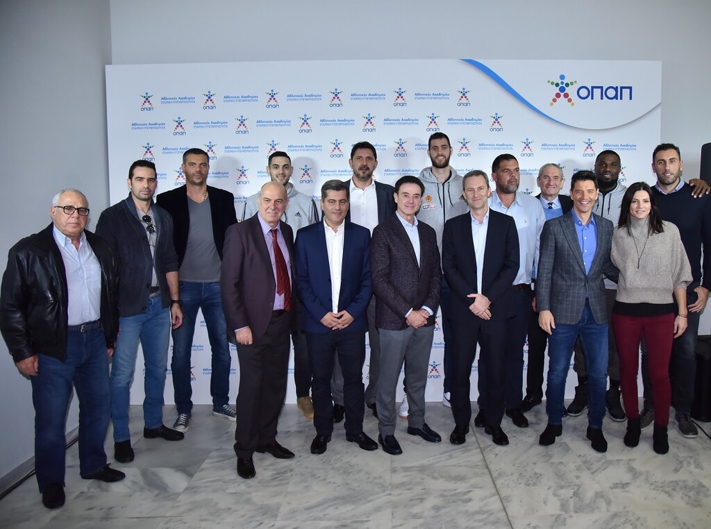 2.	Η διοίκηση του ΟΠΑΠ με τους Ρικ Πιτίνο, Σάκη Ρουβά, αθλητές της ΚΑΕ Παναθηναϊκός ΟΠΑΠ και πρώην διεθνής καλαθοσφαιριστές