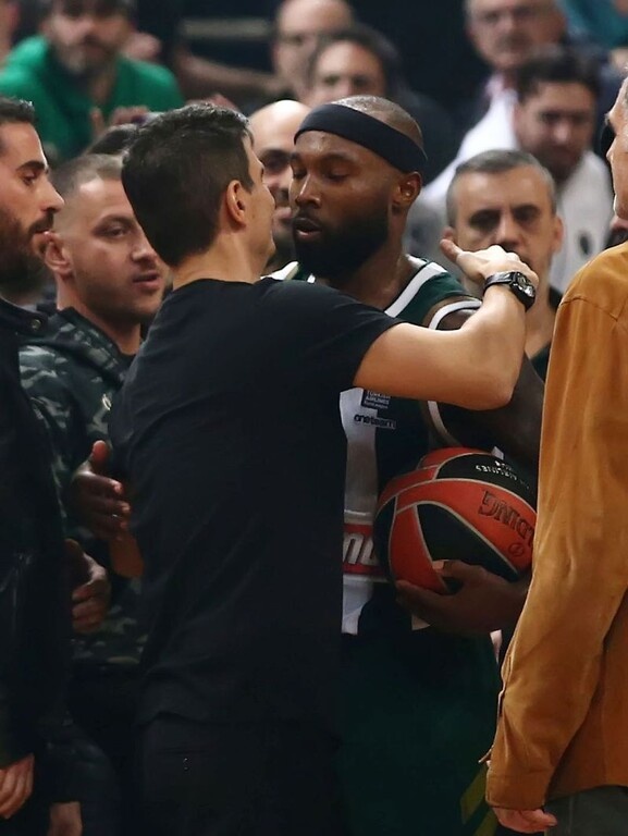 Το τετ-α-τετ Γιαννακόπουλου και Ράις μετά το ντέρμπι (photos)