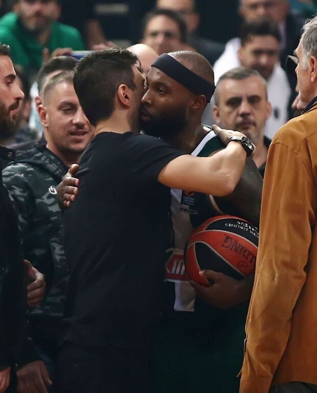 Το τετ-α-τετ Γιαννακόπουλου και Ράις μετά το ντέρμπι (photos)