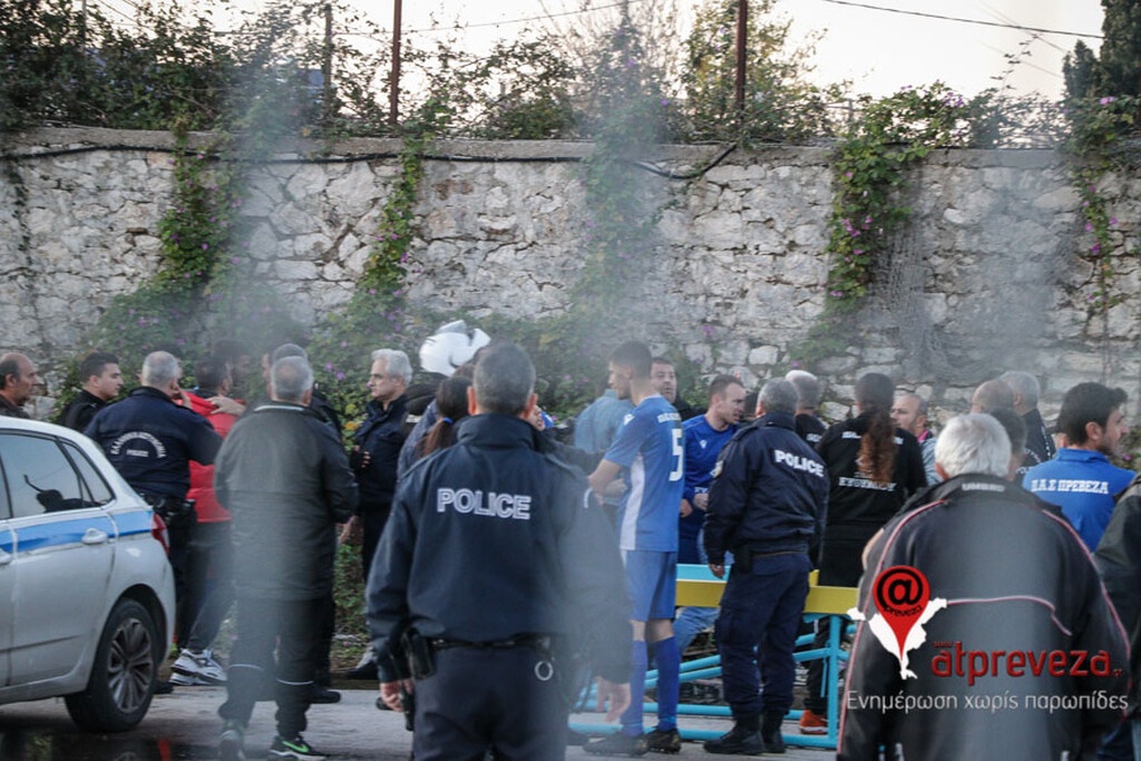 Χάος στην Πρέβεζα! Ξύλο στο ντέρμπι Γ’ Εθνικής και παίκτες στο νοσοκομείο (photos)