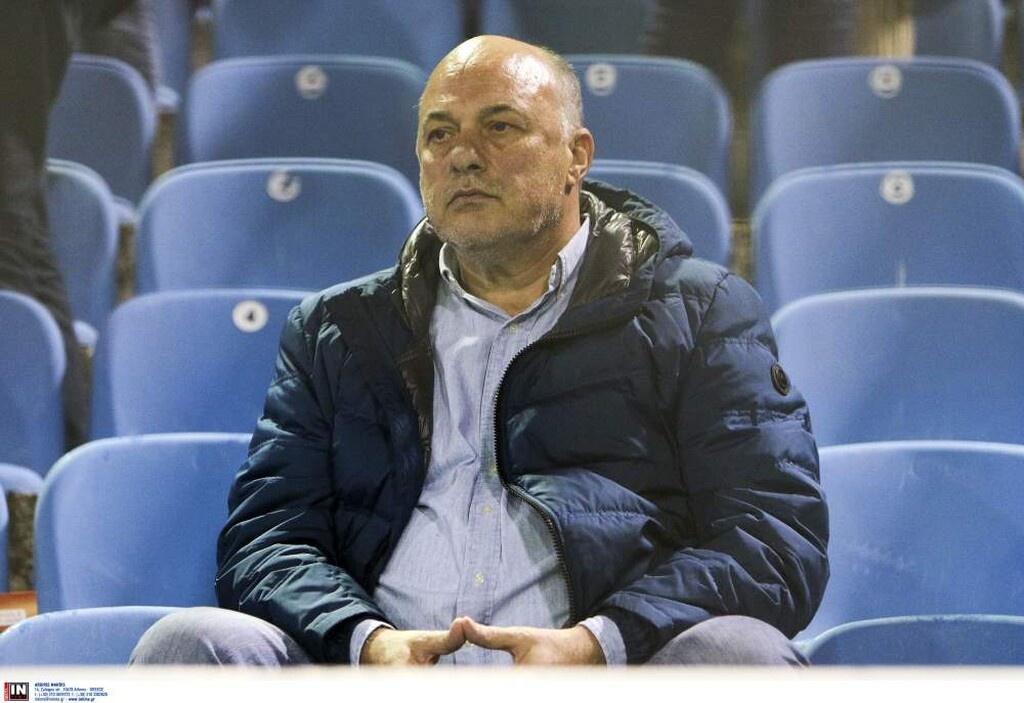 Έξαλλος ο Αχιλλέας Μπέος με το διαιτητή του αγώνα του Βόλου με τον Παναθηναϊκό.