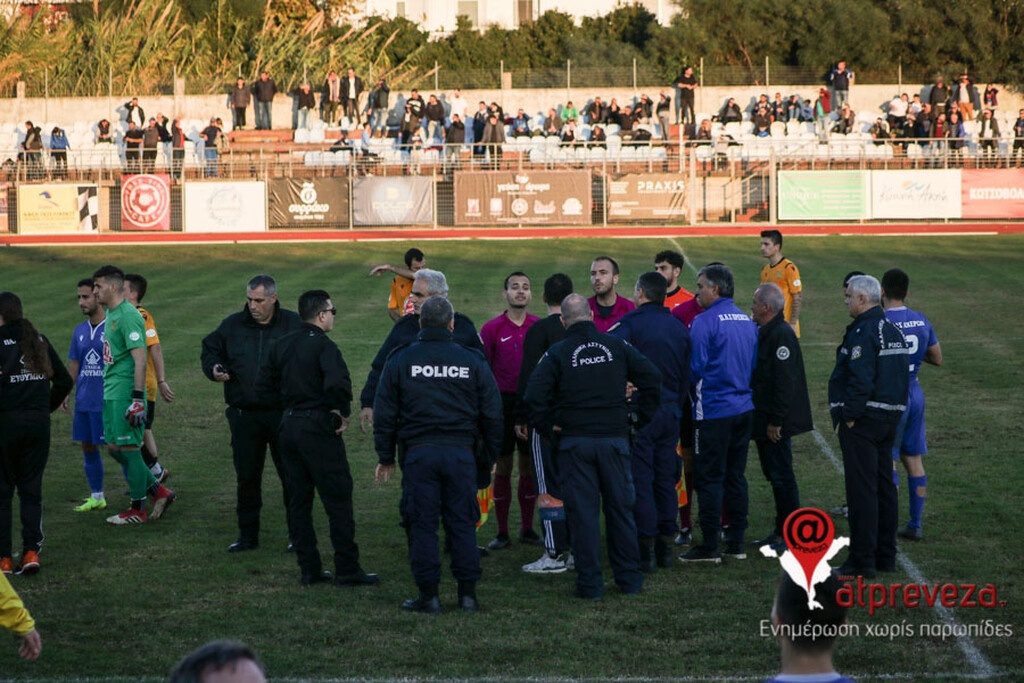 Χάος στην Πρέβεζα! Ξύλο στο ντέρμπι Γ’ Εθνικής και παίκτες στο νοσοκομείο (photos)