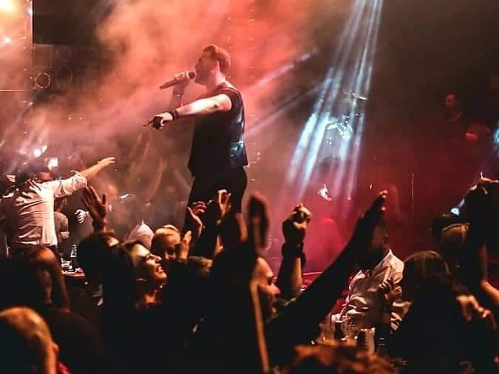 Σάκης Αρσενίου : Οι Sold Out εμφανίσεις στην Πάτρα και η νέα του επιτυχία (photos+video)